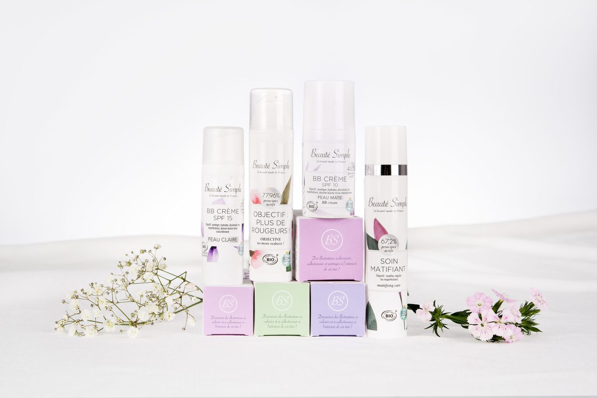 Les soins Beauté Simple et leurs étuis pastel, parmi des fleurs de gypsophile